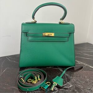 Classic Leather Hangbag Gold Lock